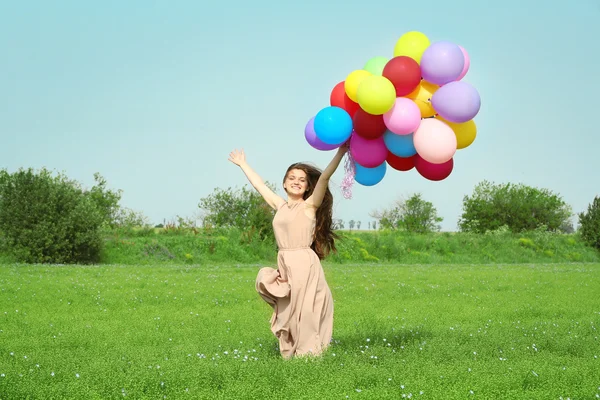 カラフルな風船を持つ女性 — ストック写真