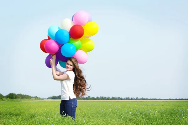 Kadın renkli balonları — Stok fotoğraf