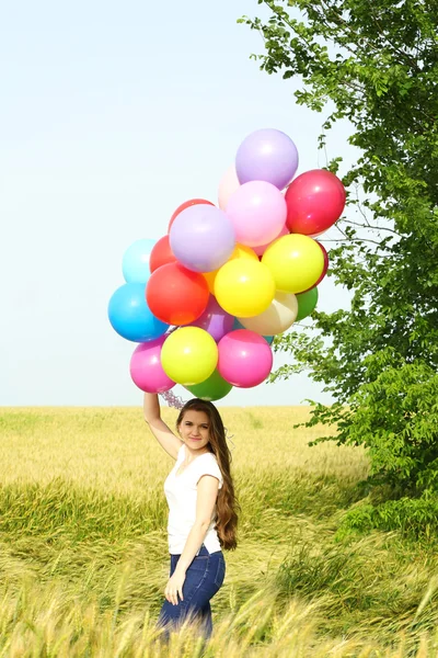 Kvinna med färgglada ballonger — Stockfoto