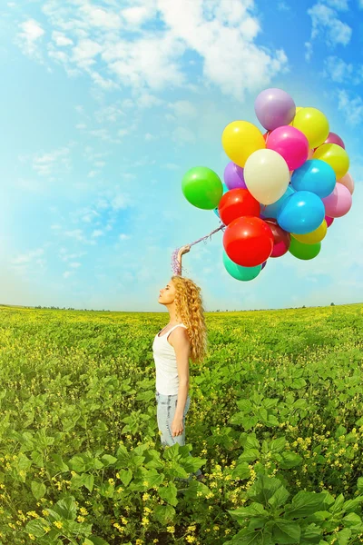 Mulher feliz com balões coloridos — Fotografia de Stock