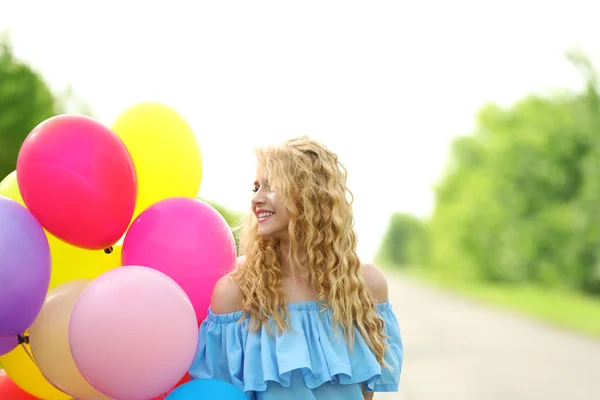 Frau mit bunten Luftballons — Stockfoto