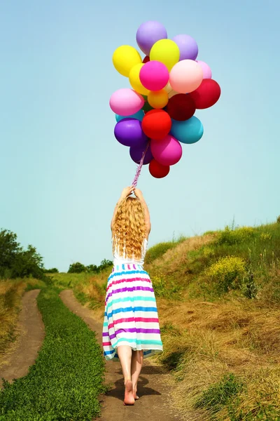 Kadın renkli balonları — Stok fotoğraf