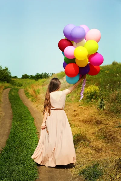 Kvinna med färgglada ballonger — Stockfoto