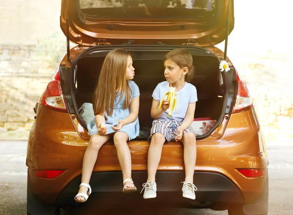 Deux Mignons Petits Enfants Dans Coffre Voiture — Photo