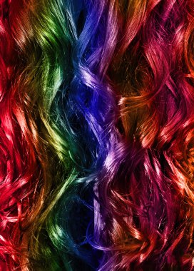 Parlak kıvırcık renkli saçlar 