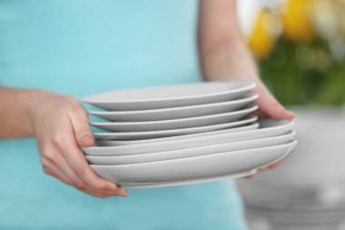 temiz tabak yığını