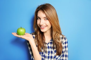 Yeşil elmalı güzel kız. 