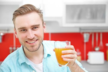 adam mutfak suyu ile