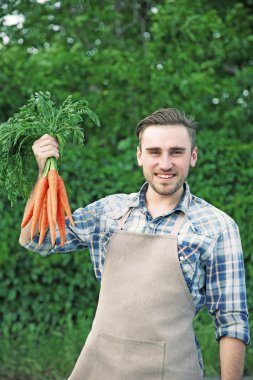 Havuç ile yakışıklı adam