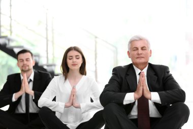 İş adamları meditasyon rahatlatıcı poz