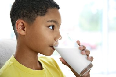 Afro-Amerikan çocuk süt içme