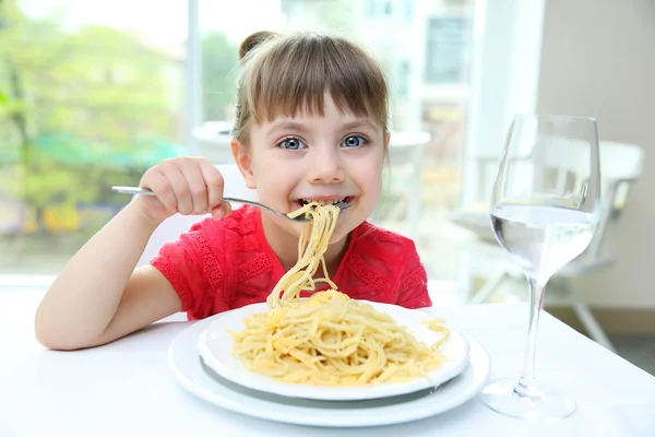 Девушка ест макароны — стоковое фото