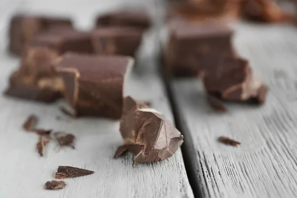 Pedaços de chocolate na mesa — Fotografia de Stock