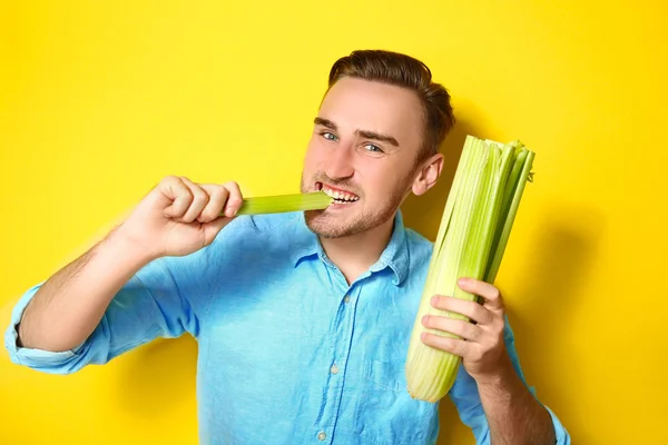 Bonito homem comendo aipo — Fotografia de Stock