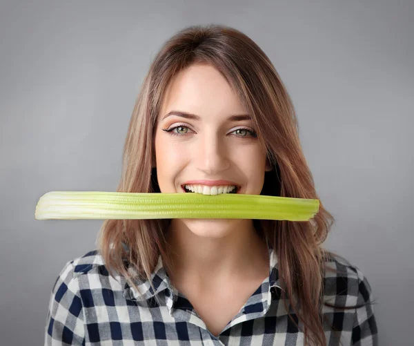 Красивая девушка ест сельдерей — стоковое фото
