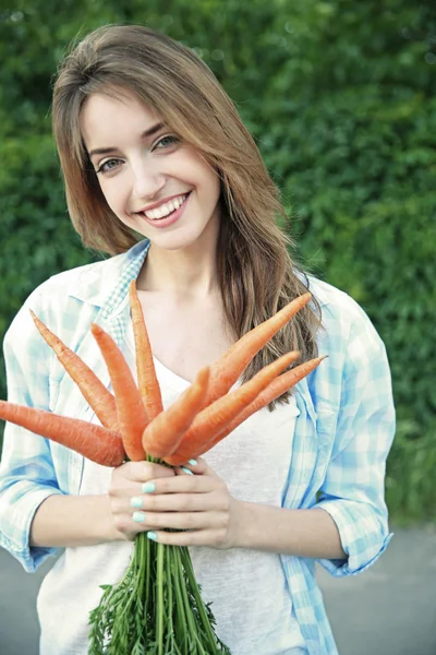 Menina bonita com cenouras — Fotografia de Stock