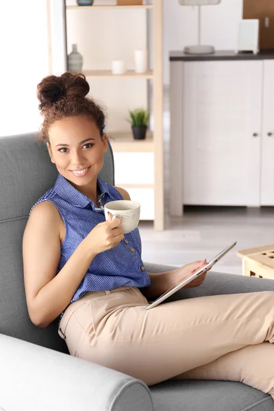 Amerikansk flicka med kaffe — Stockfoto