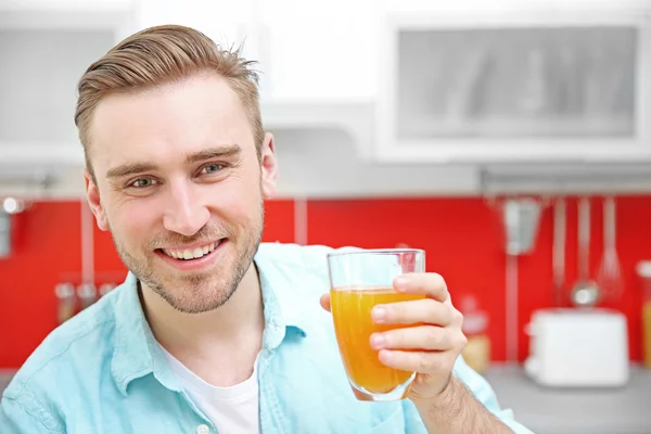 Homme avec du jus dans la cuisine — Photo