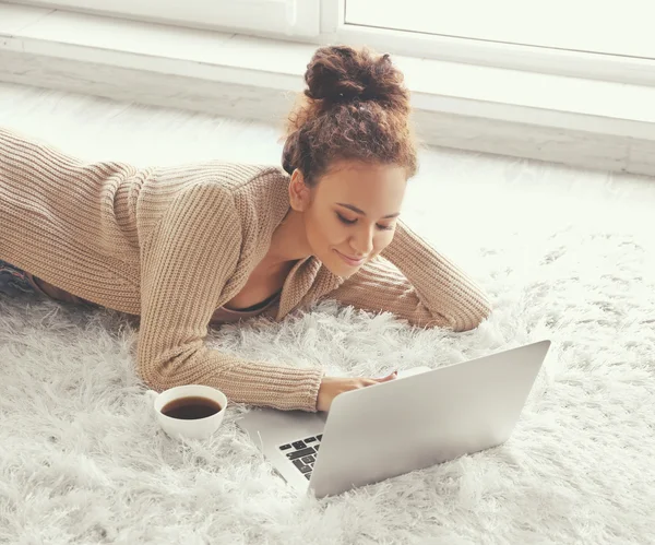 Ragazza afroamericana con caffè — Foto Stock