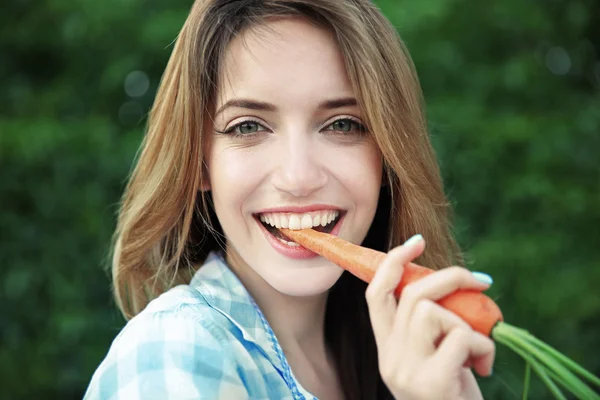 Hermosa chica comiendo zanahoria — Foto de Stock