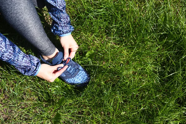 Woman tying shoelace — Stock Photo, Image