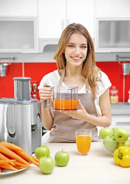 Hermosa chica haciendo jugo — Foto de Stock