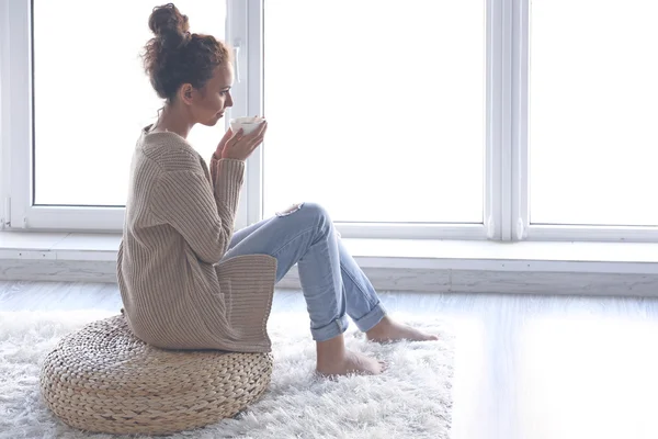 Chica bebiendo café en casa — Foto de Stock