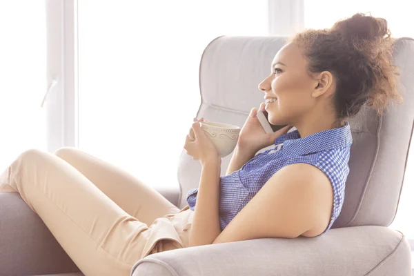 Ragazza afroamericana con caffè — Foto Stock