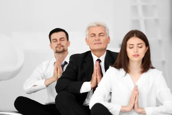 Relaksując się w medytacji ludzi biznesu stanowią — Zdjęcie stockowe