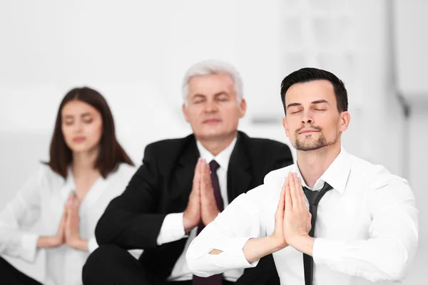 Relaksując się w medytacji ludzi biznesu stanowią — Zdjęcie stockowe