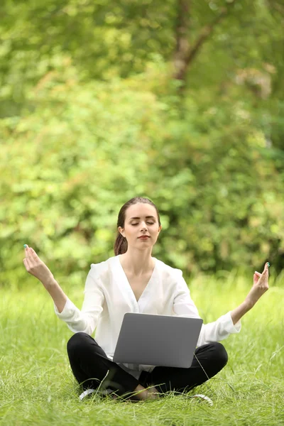 Zakenvrouw met laptop ontspannen — Stockfoto