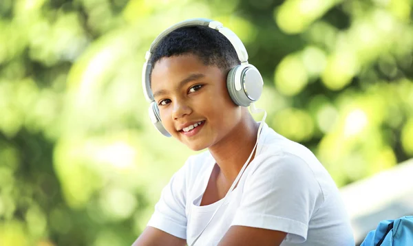 Poslech hudby africké americké chlapce — Stock fotografie