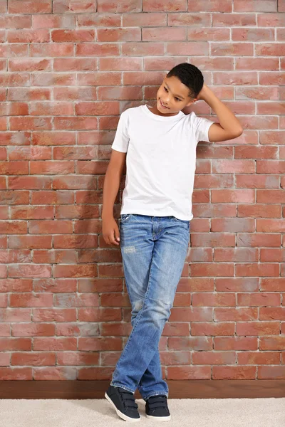 Afro-Amerikan çocuk tuğla duvar — Stok fotoğraf