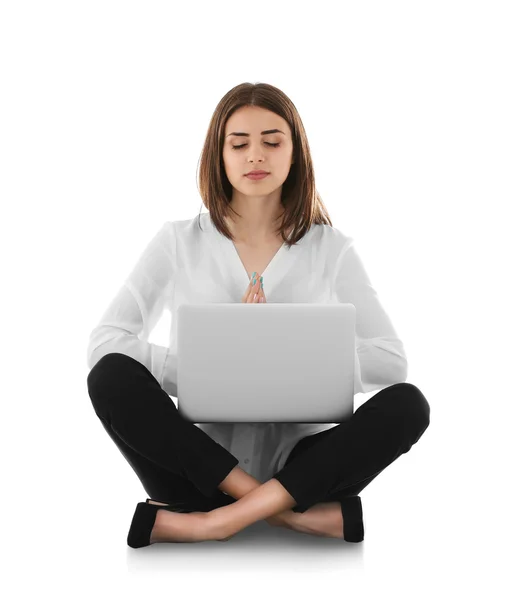 Mujer de negocios con portátil relajante en pose de meditación —  Fotos de Stock