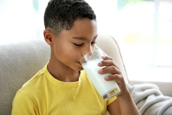 非洲裔美国男孩喝牛奶 — 图库照片