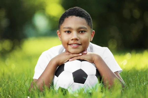 African American boy med fotboll — Stockfoto