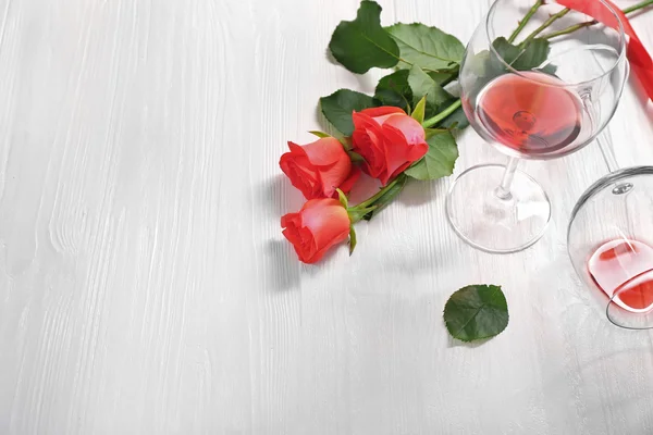 Ποτήρια με κρασί και λουλούδια — Φωτογραφία Αρχείου