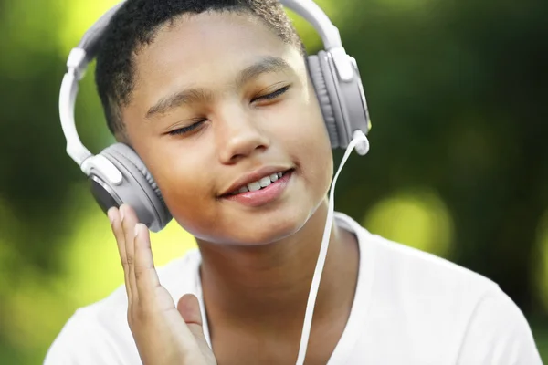 African American boy słuchania muzyki — Zdjęcie stockowe