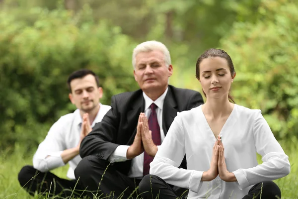 Les gens d'affaires se détendre dans la pose de méditation — Photo