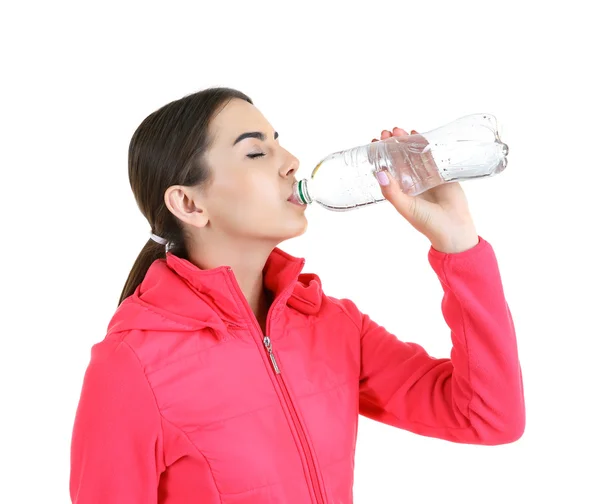 Mujer joven bebiendo agua — Foto de Stock