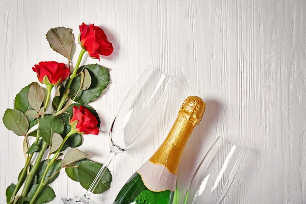 Fles champagne, bril en rozen — Stockfoto