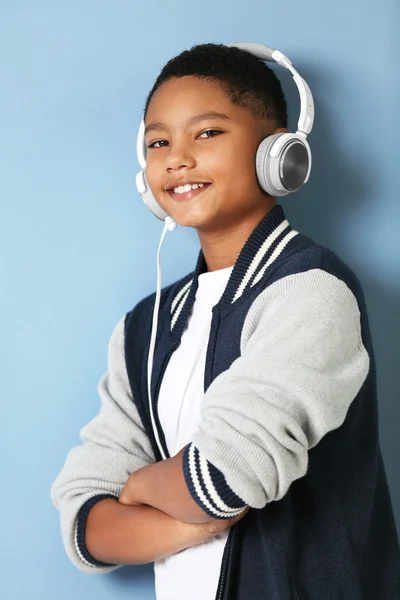 African American boy ze słuchawkami — Zdjęcie stockowe