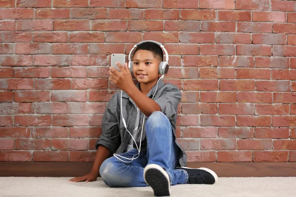 Menino afro-americano com fones de ouvido — Fotografia de Stock