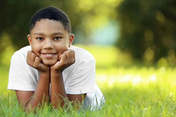 非洲裔美国男孩在公园里 — 图库照片
