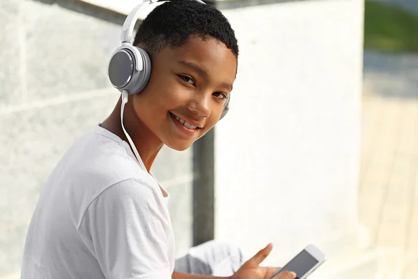 African American boy słuchania muzyki — Zdjęcie stockowe