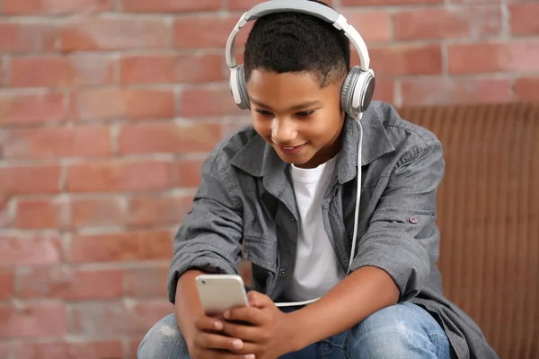 Niño afroamericano con auriculares — Foto de Stock