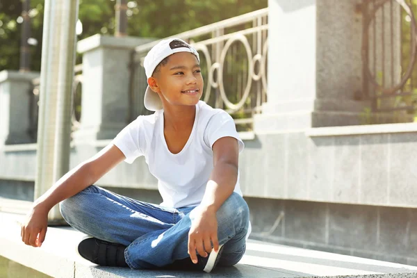 Afro-américain garçon dans le parc — Photo