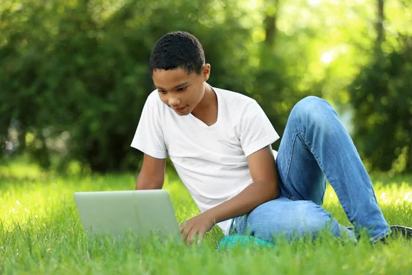 Afro-Amerikaanse jongen met laptop — Stockfoto