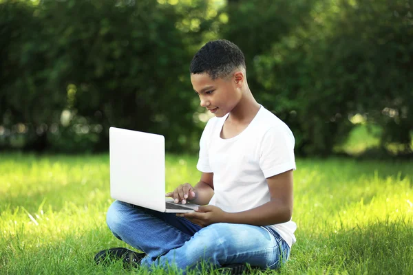 Menino afro-americano com laptop — Fotografia de Stock