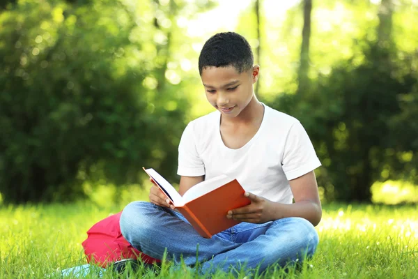 Afrikanischer amerikanischer Junge liest Buch — Stockfoto